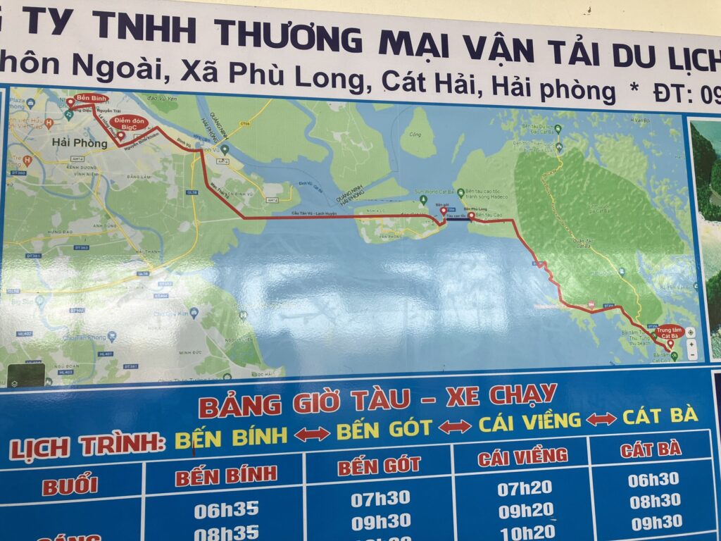 カットバ島の高速船乗り場に掲示されたハイフォン方面のルート図と時刻表