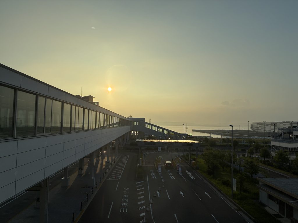 セントレアで空港泊した翌朝に見えた朝日