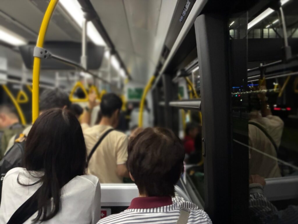 無料連絡バスの混み合う車内