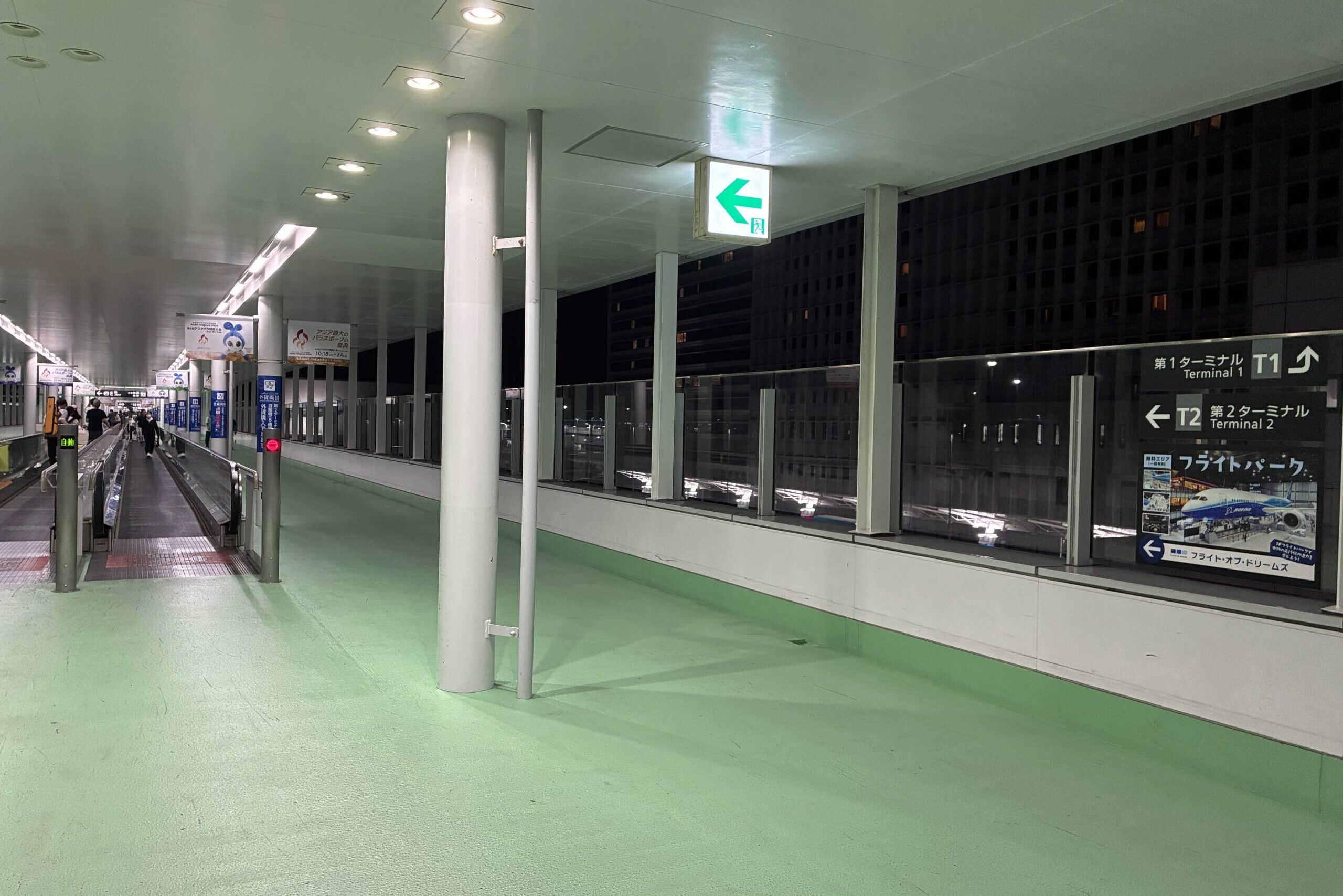 セントレア第2ターミナルへ続く連絡通路と動く歩道
