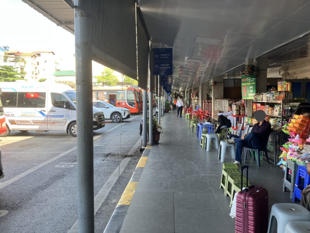 ザーラムバスターミナルの乗り場通路