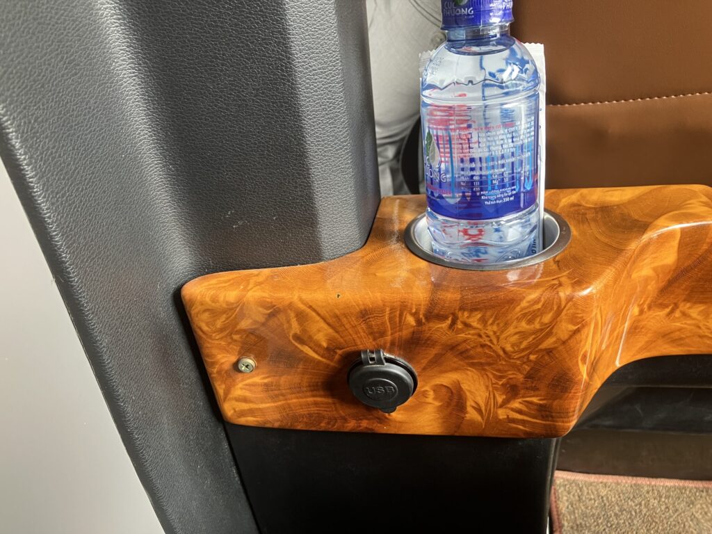 Hai Au Busリムジン車内のUSB充電ポート