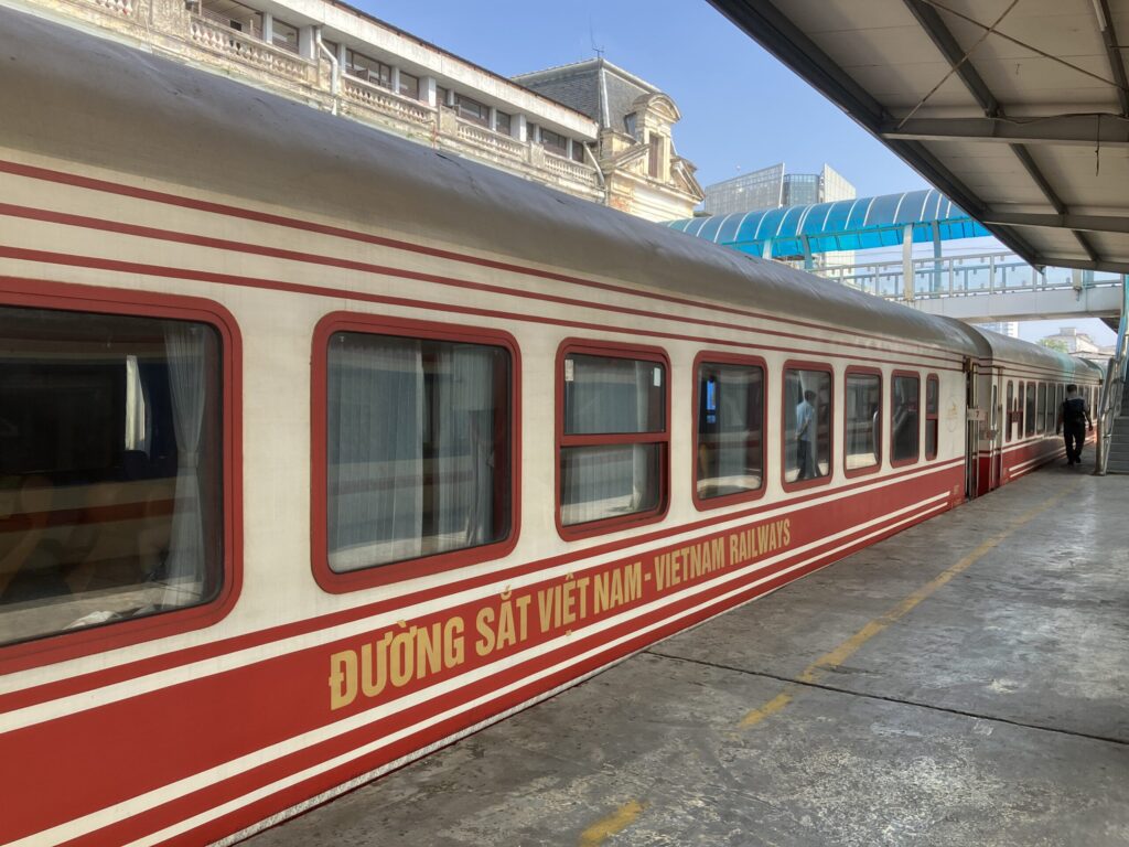 ハノイ駅を出発するハイフォン行き列車