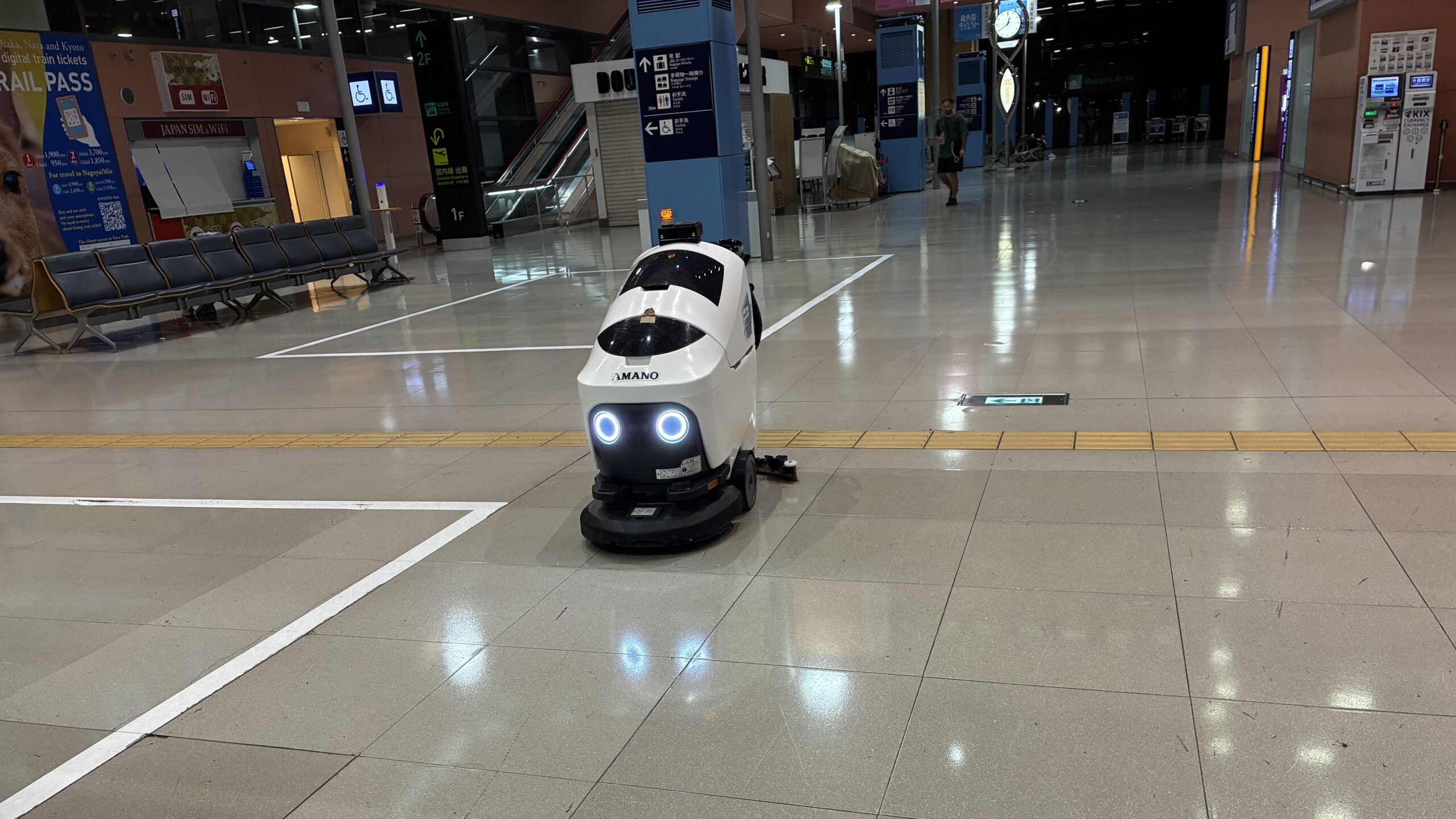 深夜の関西空港第1ターミナルを巡回する清掃ロボット