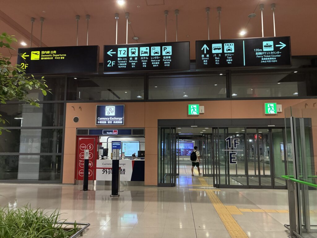 関西空港第1ターミナル1階からバス・タクシー乗り場への案内