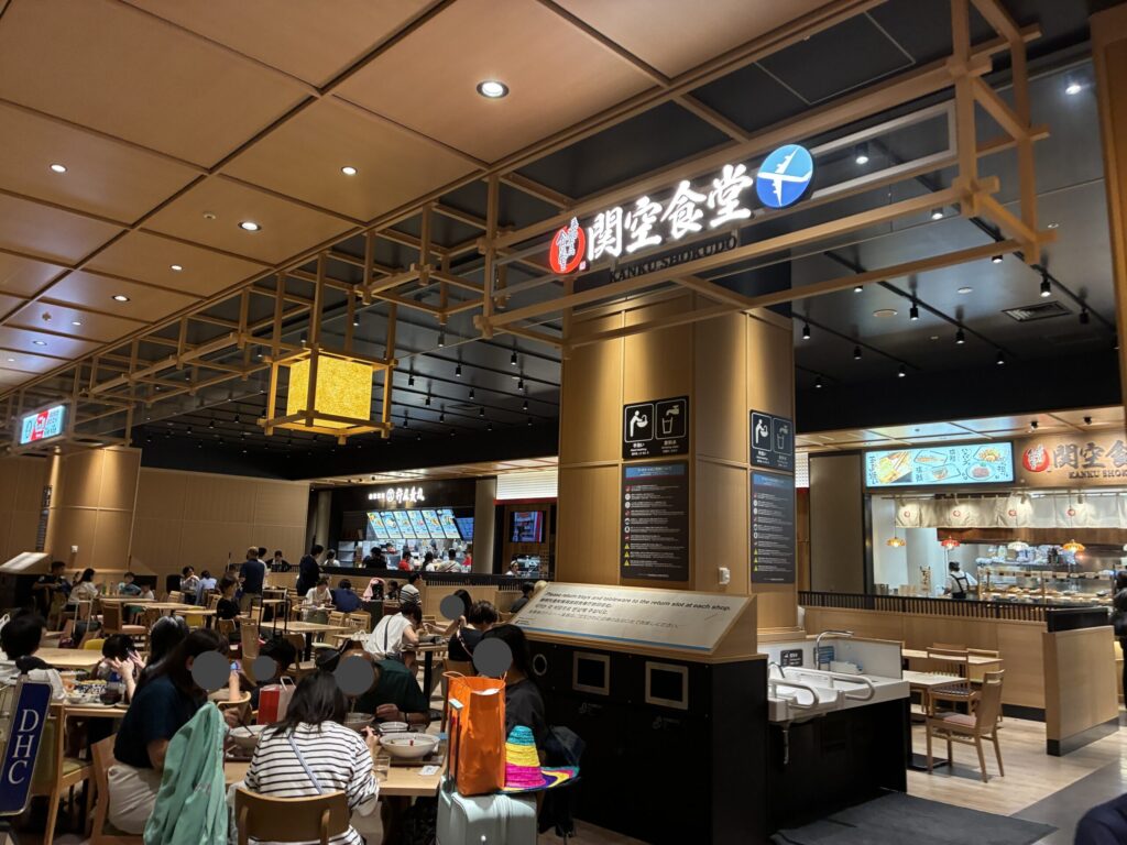 関西空港第1ターミナル2階のフードコートTasty Streetにある関空食堂とフートコート座席