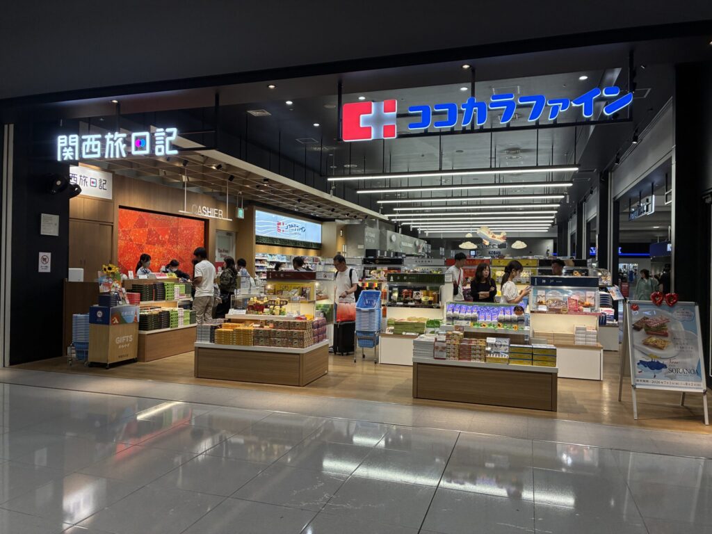 関西空港第1ターミナル2階の土産店とココカラファイン