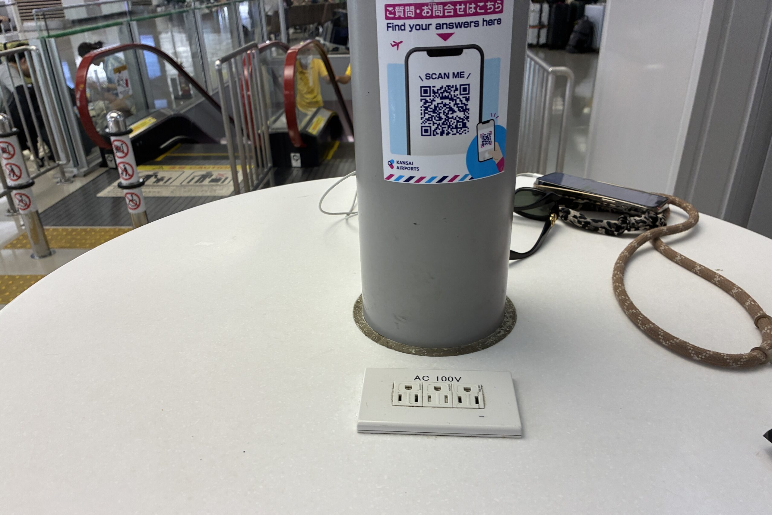 関西空港第1ターミナルの充電テーブルにあるコンセント