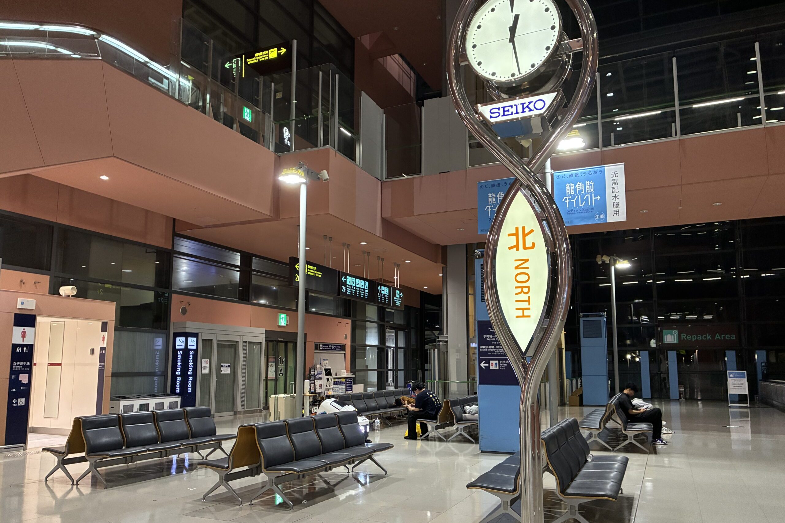 関西空港第1ターミナル1階北側に並ぶ深夜のベンチ