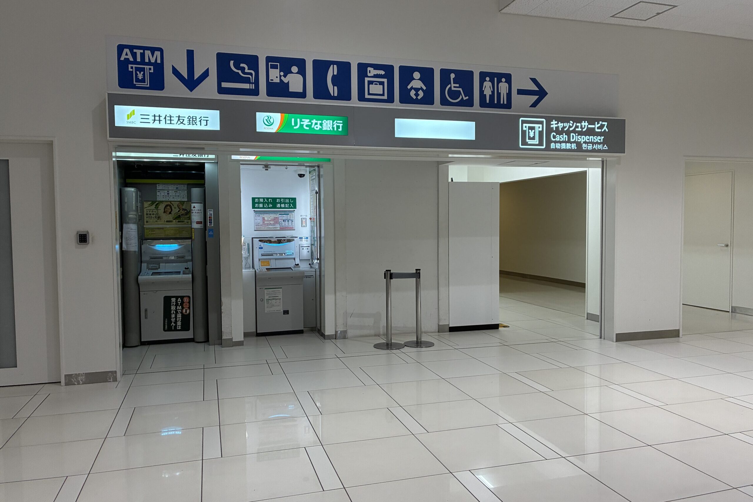 関西空港第2ターミナルにある三井住友銀行とりそな銀行のATM