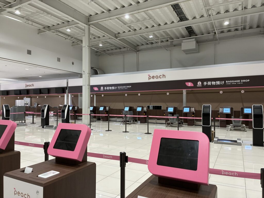 関西空港第2ターミナル国内線のPeach自動チェックイン機と手荷物預けカウンター