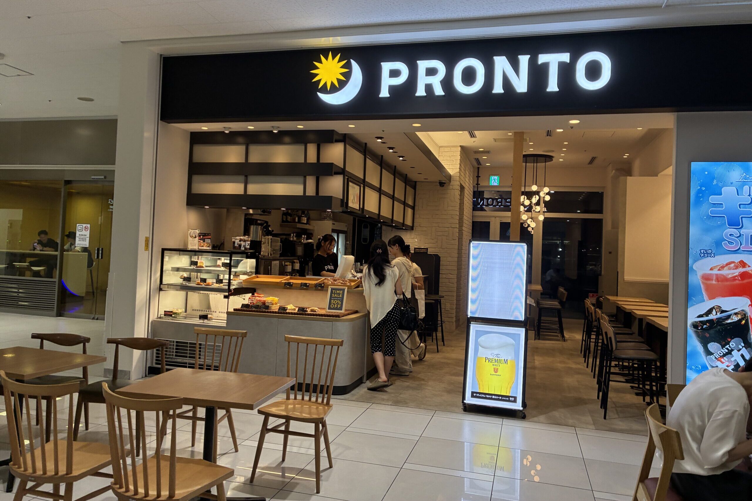 関西空港第2ターミナル国内線にあるPRONTOと店頭のテーブル席