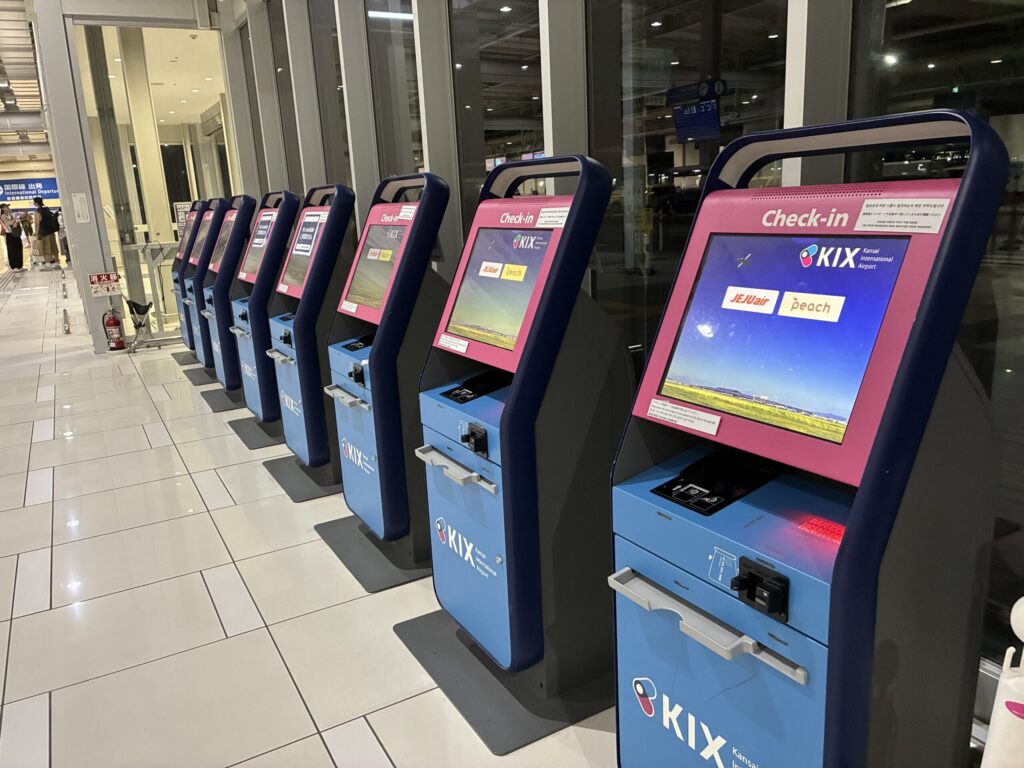 関西空港第2ターミナル国際線に並ぶ自動チェックイン機