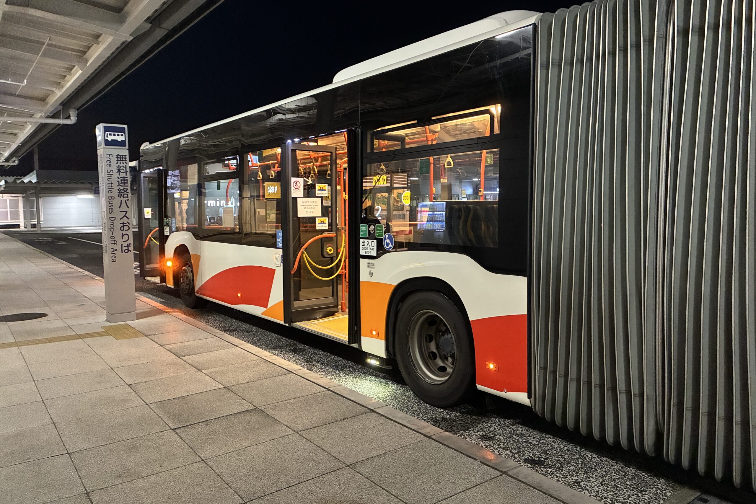 関西空港第2ターミナルの無料連絡バス降車場に停車する連節バス