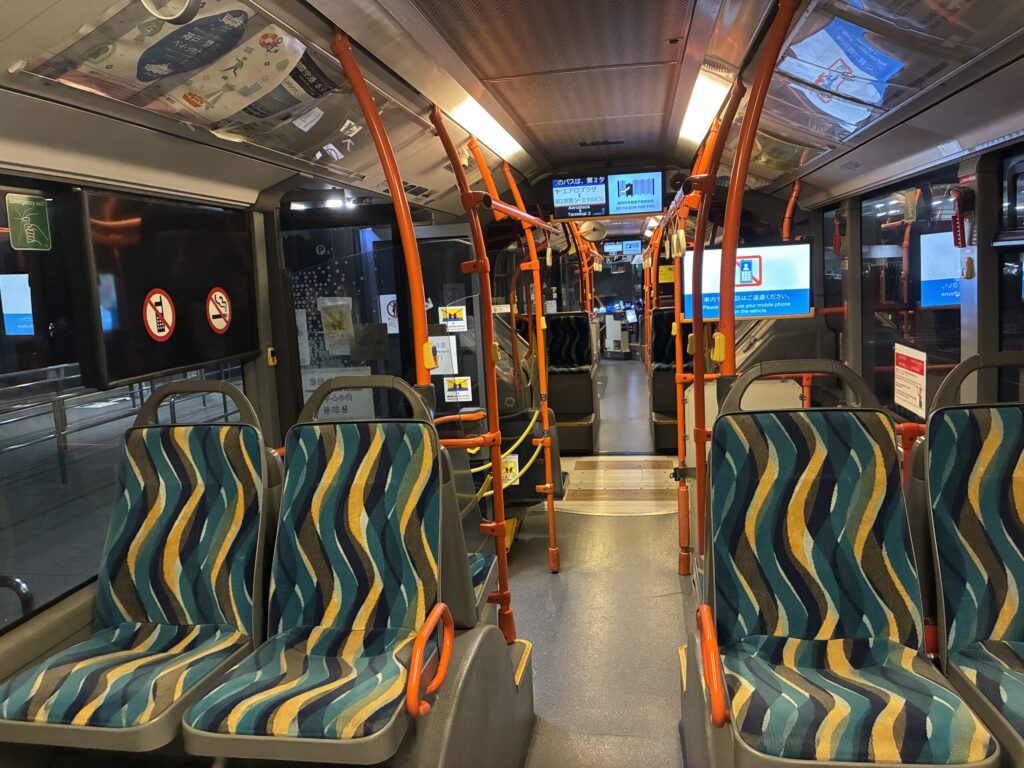関西空港第2ターミナル無料連絡バスの車内と座席