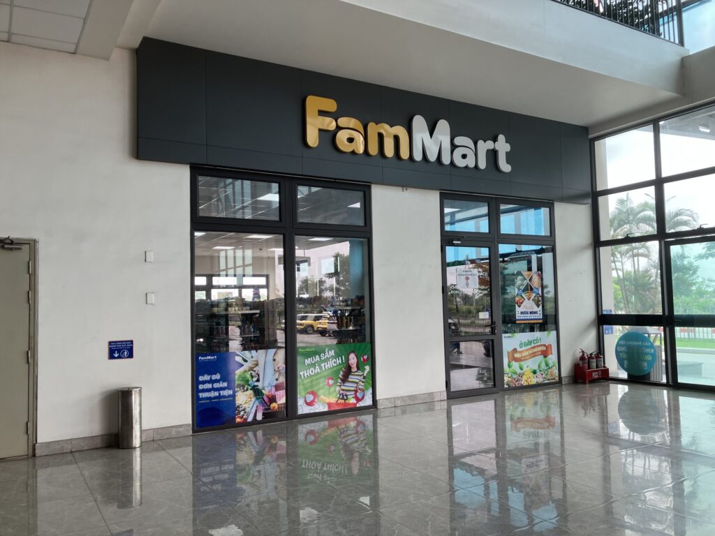 ヴィンニエムバスターミナル内のFamMart