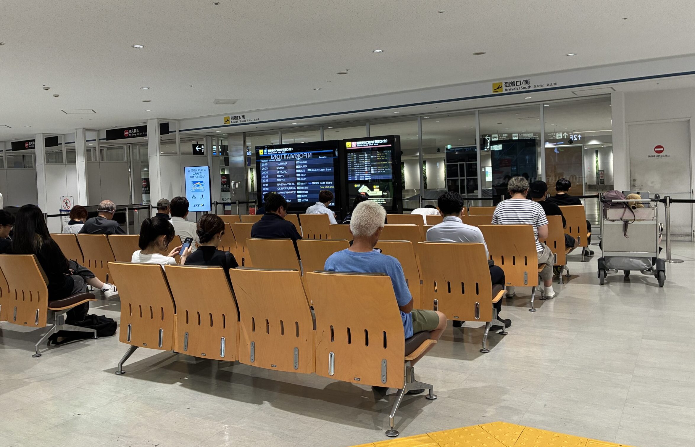 福岡空港国内線1階の到着口前にある待合座席
