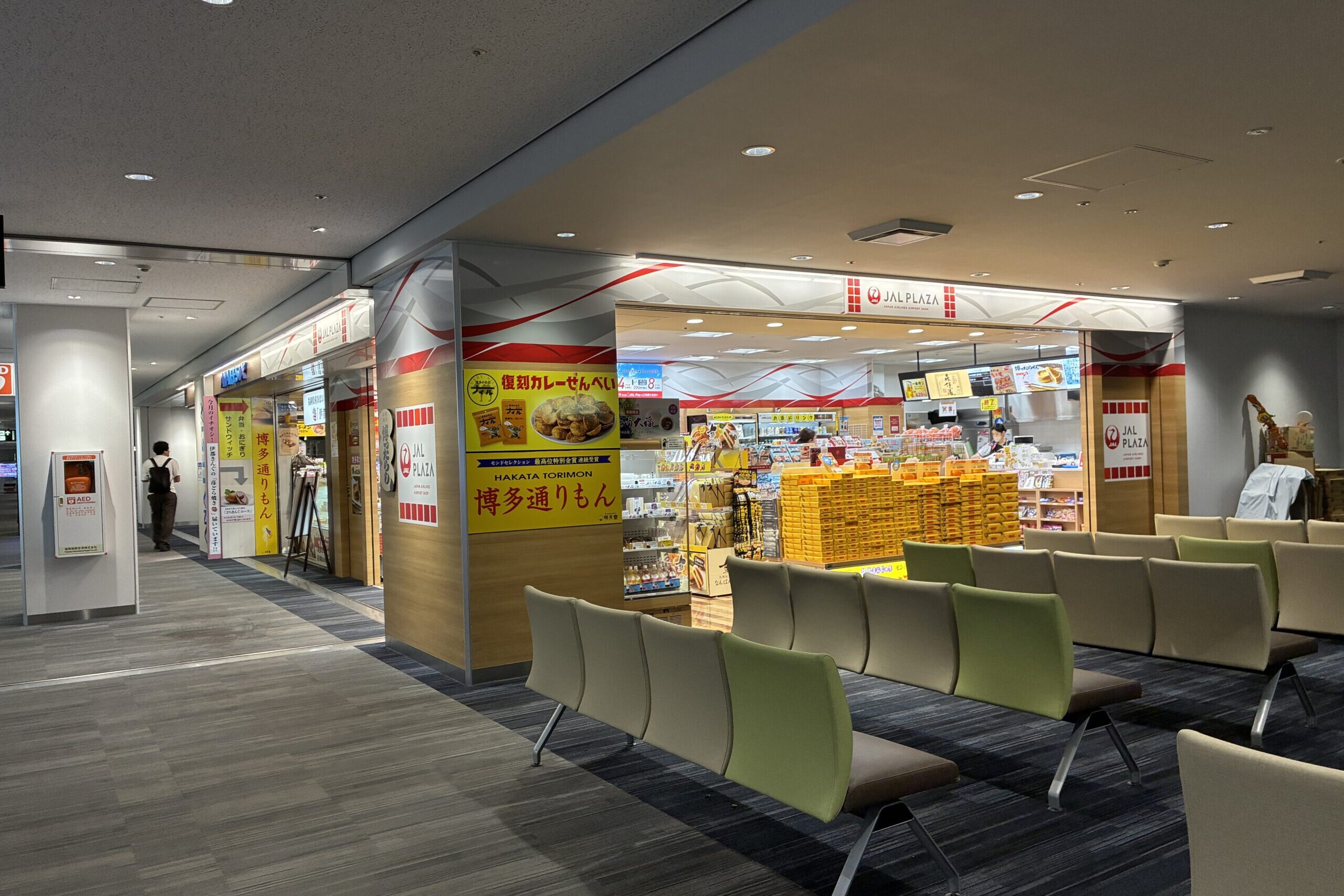 福岡空港国内線の保安検査後にある搭乗待合エリアとJAL PLAZA