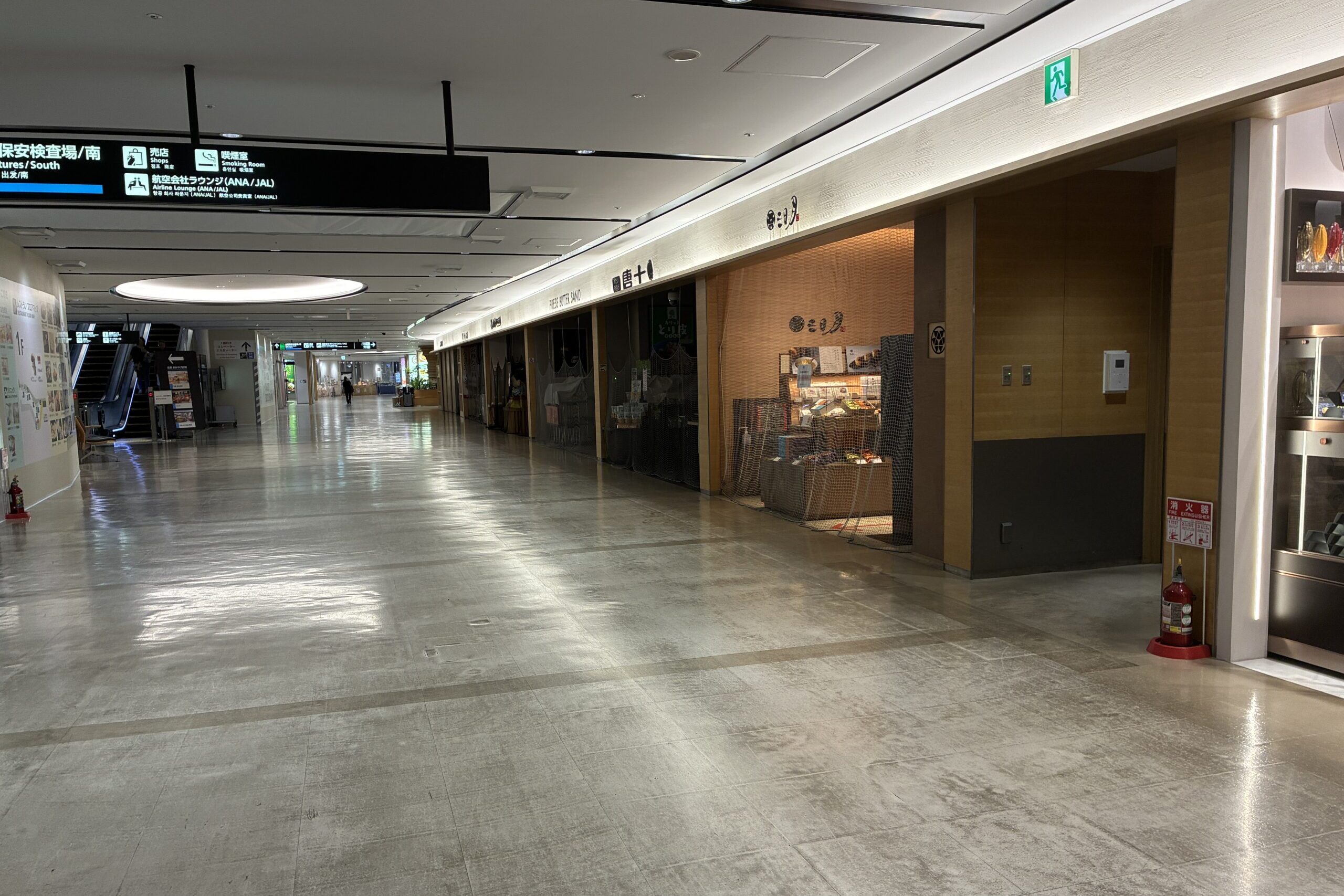 夜の福岡空港国内線ターミナルで営業を終えた土産店