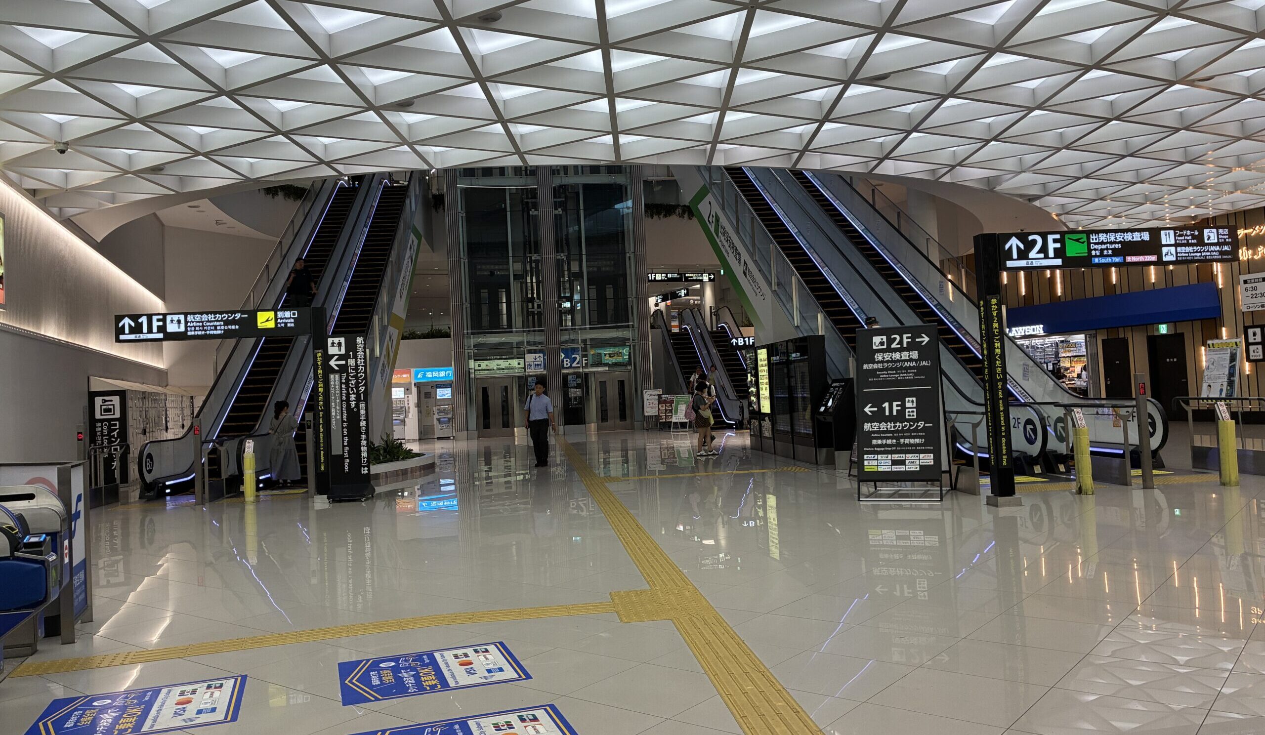 福岡空港駅から国内線ターミナル上階へ向かうエスカレーター