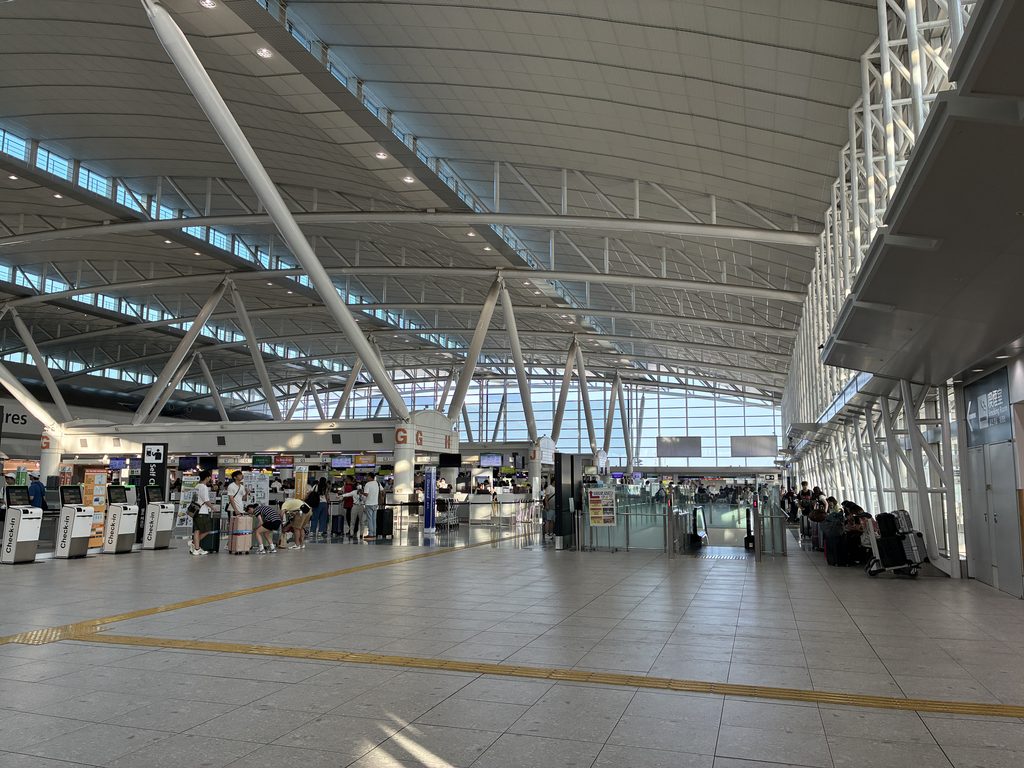 福岡空港国際線ターミナル3階の出発ロビーとチェックインカウンター