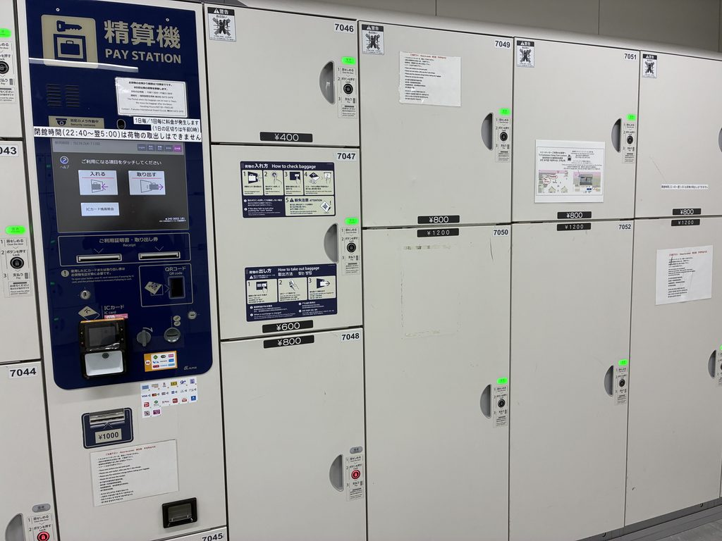 福岡空港国際線ターミナル1階のコインロッカーと精算機
