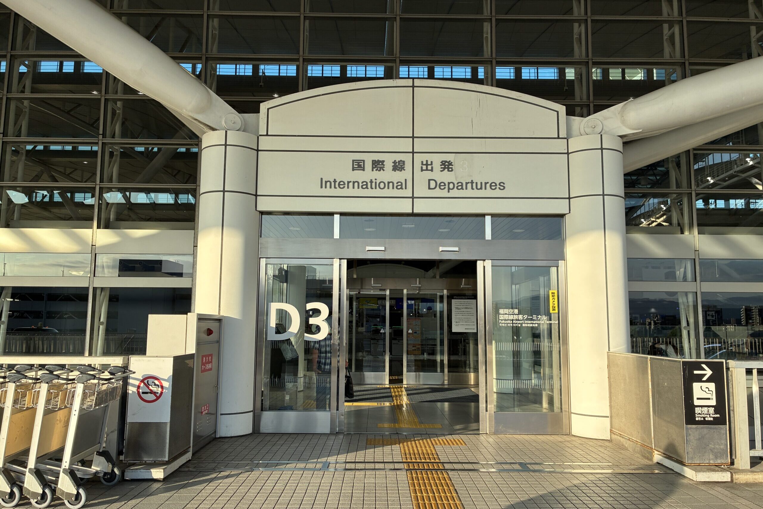 福岡空港国際線ターミナル3階のD3出入口