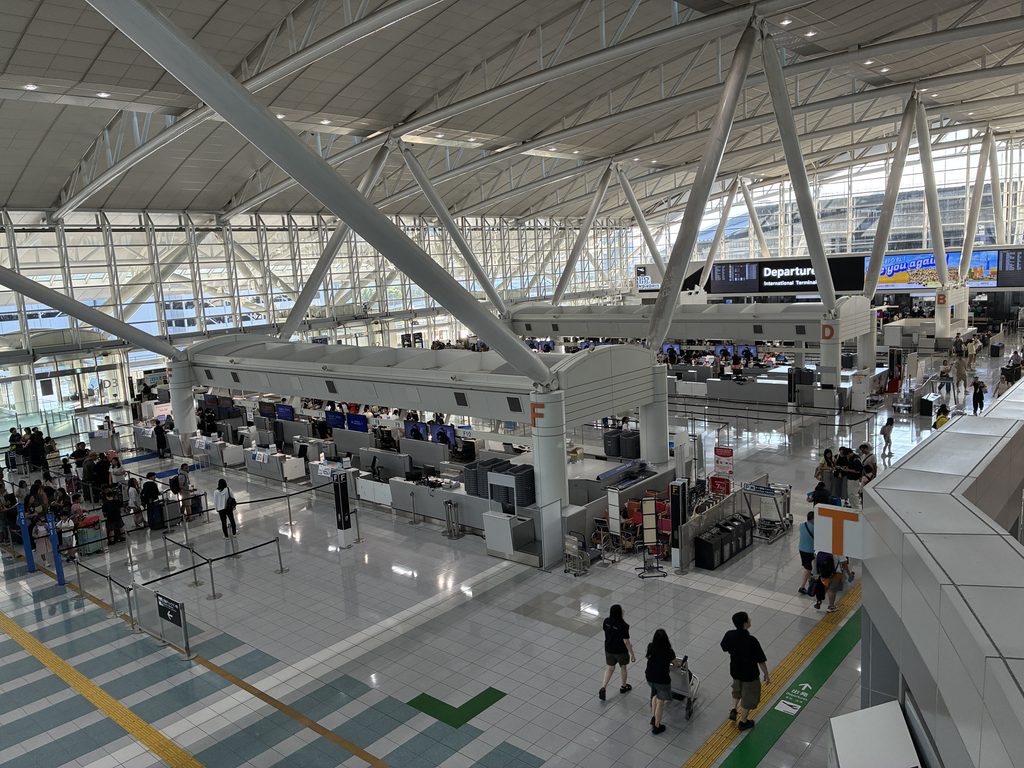福岡空港国際線ターミナル4階から見た3階出発ロビー