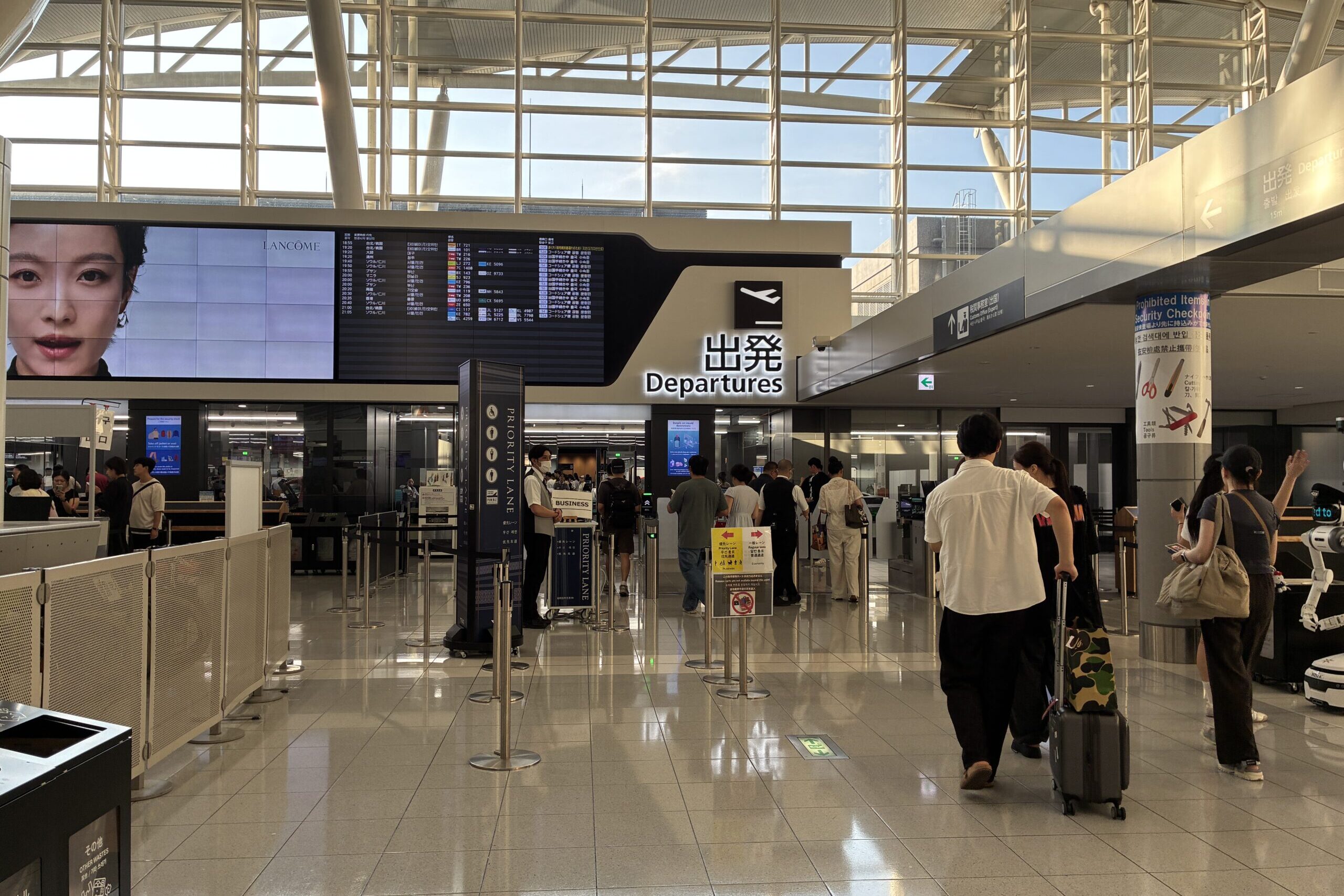 福岡空港国際線ターミナル3階の出発口
