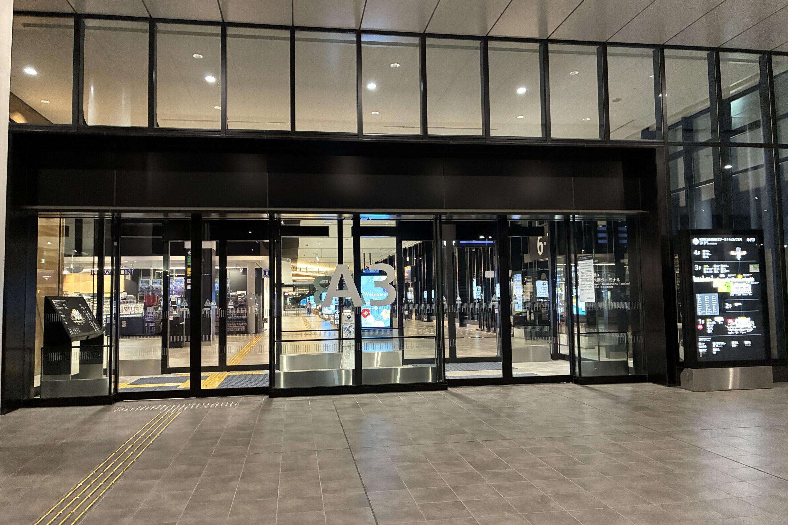 夜の福岡空港国際線ターミナル入口