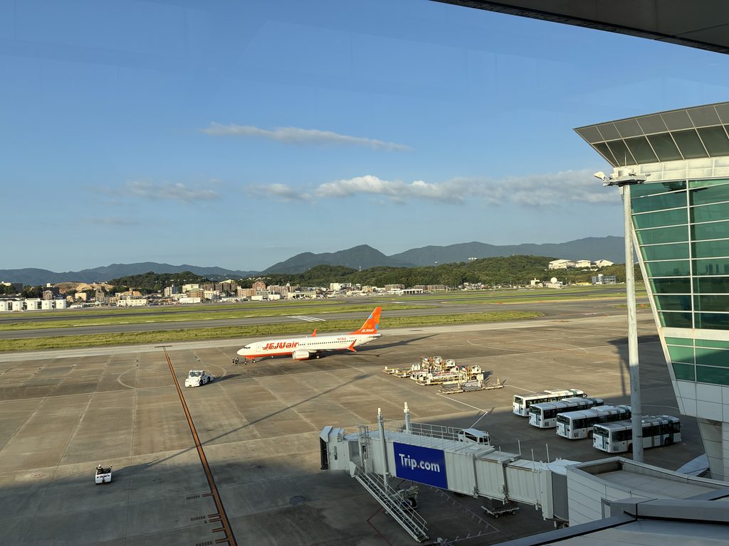 福岡空港国際線ターミナルの送迎デッキから見えるチェジュ航空機