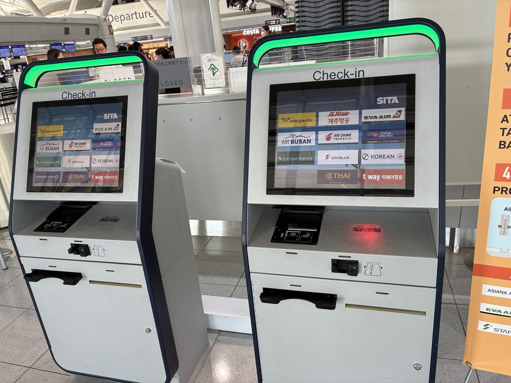 福岡空港国際線ターミナル3階のセルフチェックイン機