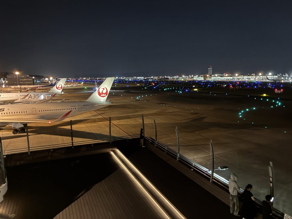 福岡空港展望デッキから見た夜の滑走路
