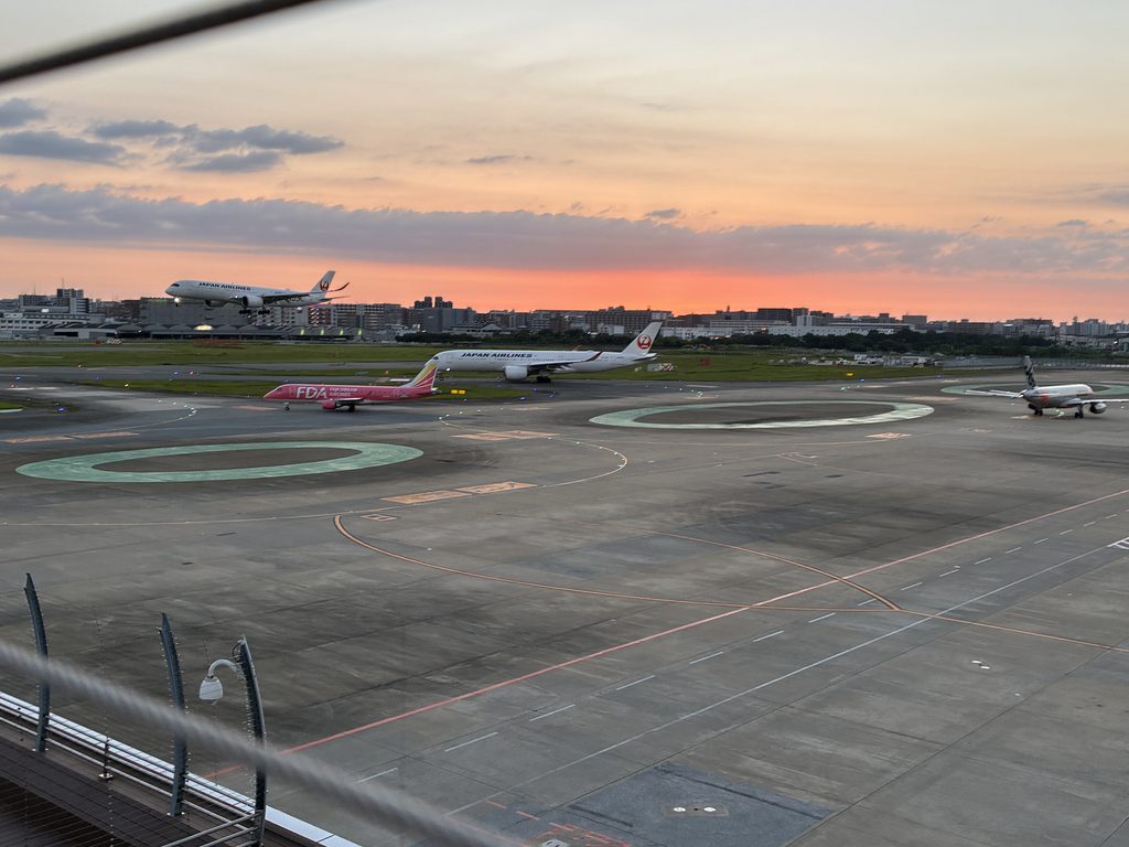 福岡空港国内線4階の展望デッキから見る滑走路