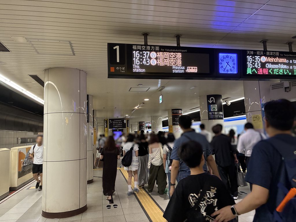 博多駅1番ホームの福岡空港方面行き案内