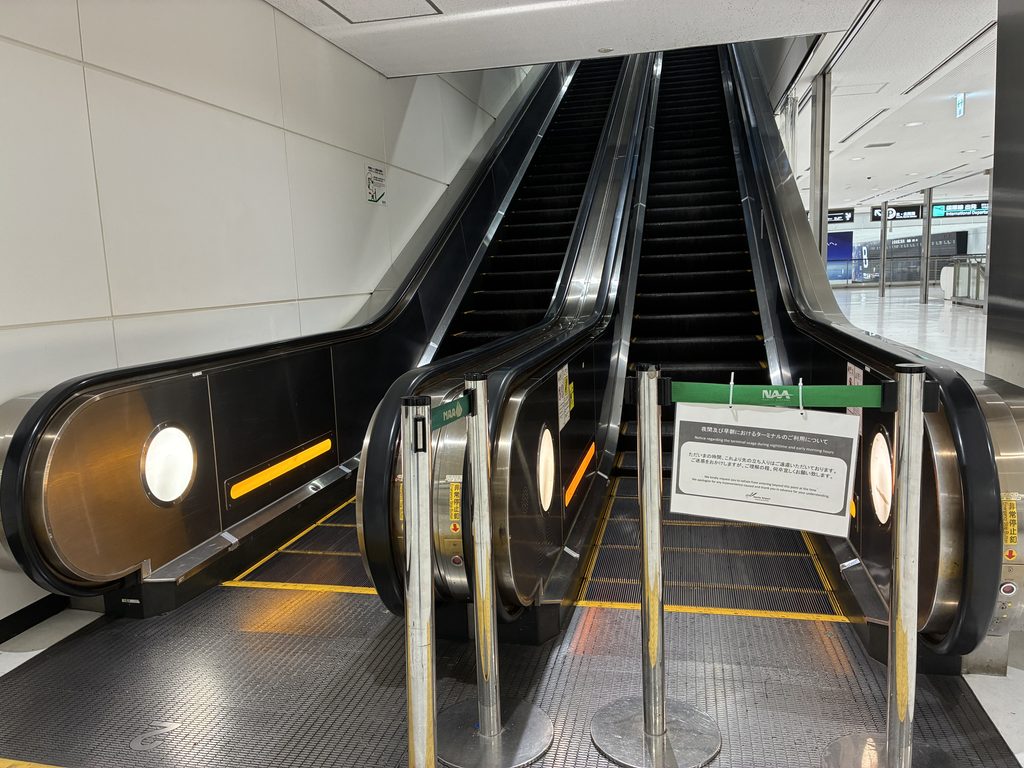 夜間閉鎖された成田空港第2ターミナル3階へのエスカレーター