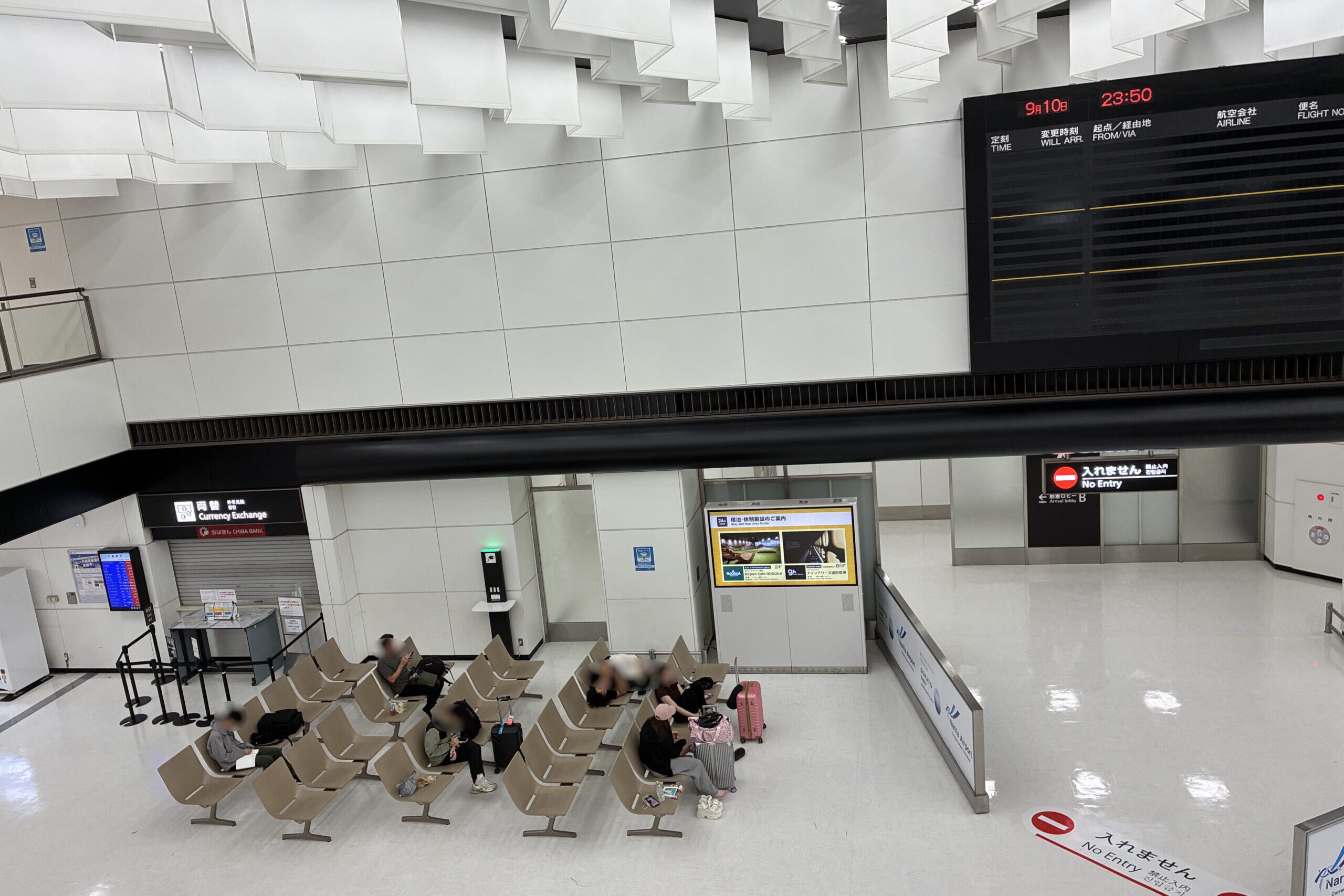 深夜の成田空港第2ターミナル1階到着ロビーとベンチ