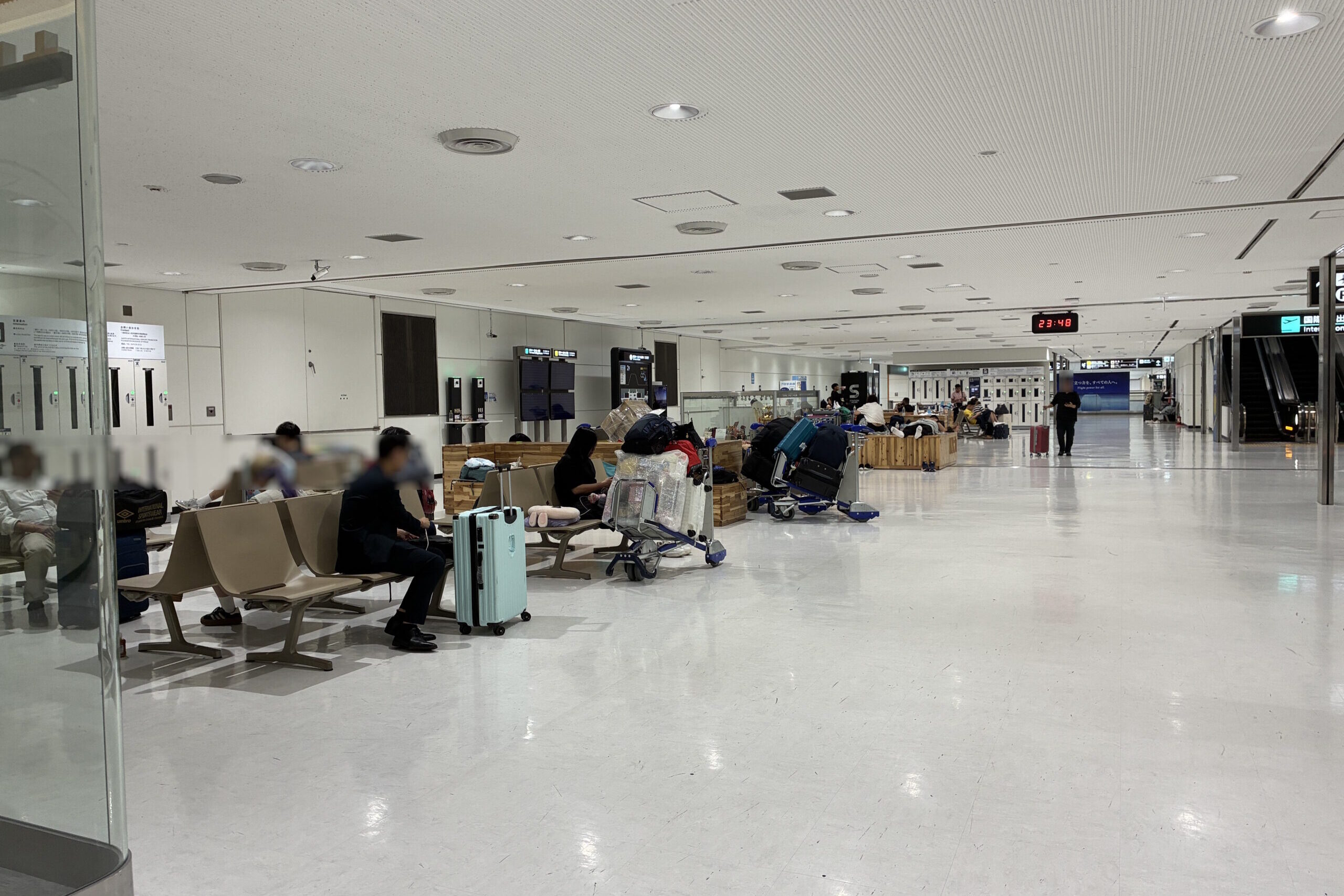 成田空港第2ターミナル2階で仮眠する旅行者と休憩スペース