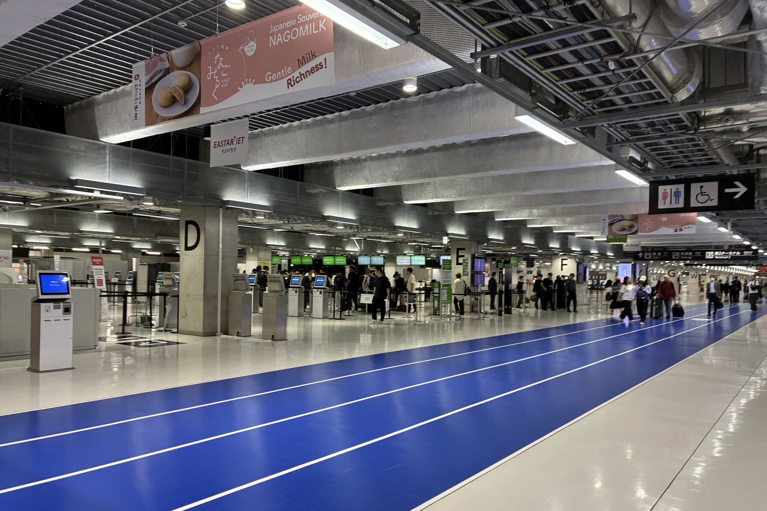 早朝の成田空港第3ターミナル出発ロビー