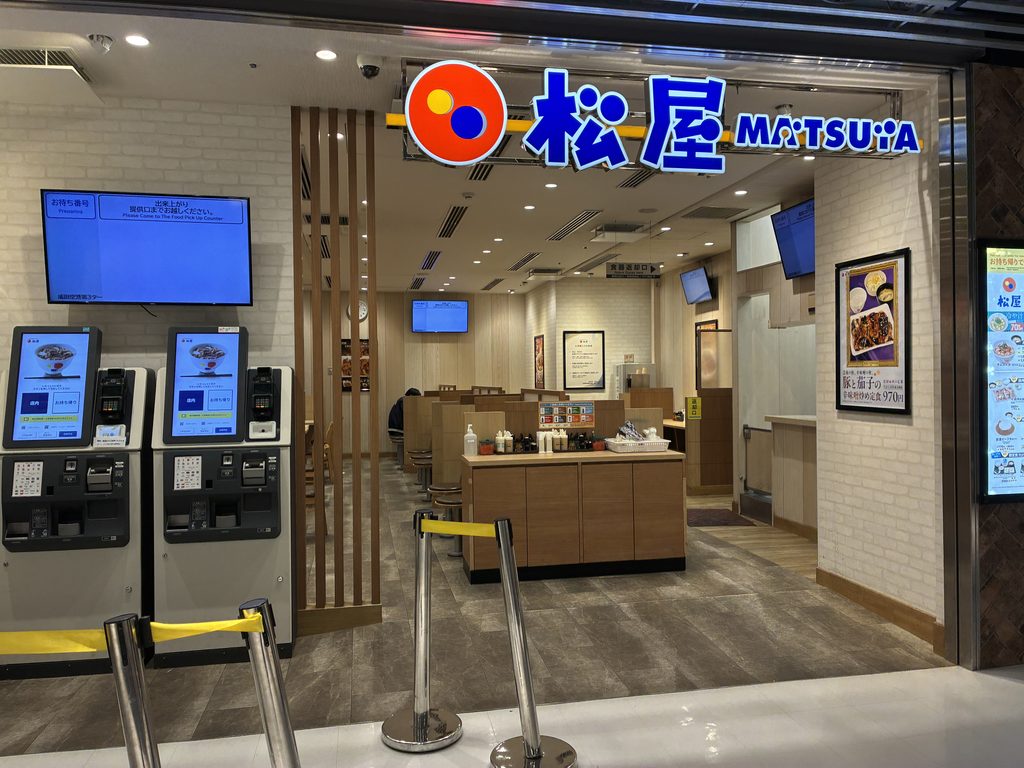 成田空港第3ターミナルのフードコートで24時間営業する松屋