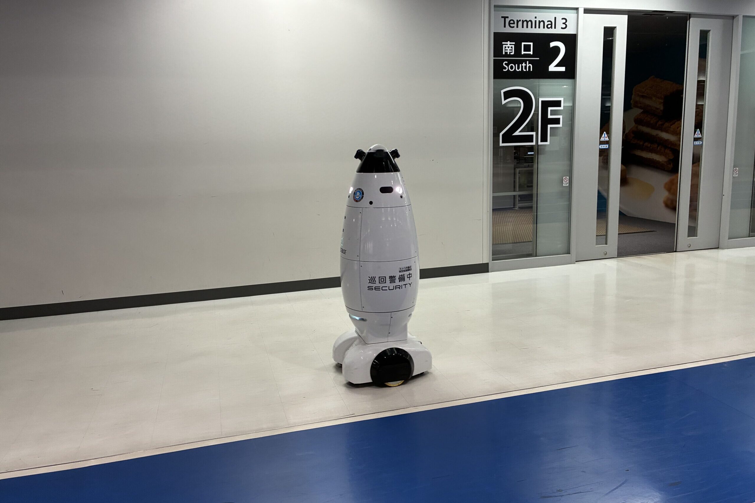 深夜の成田空港第3ターミナルを巡回する警備ロボット