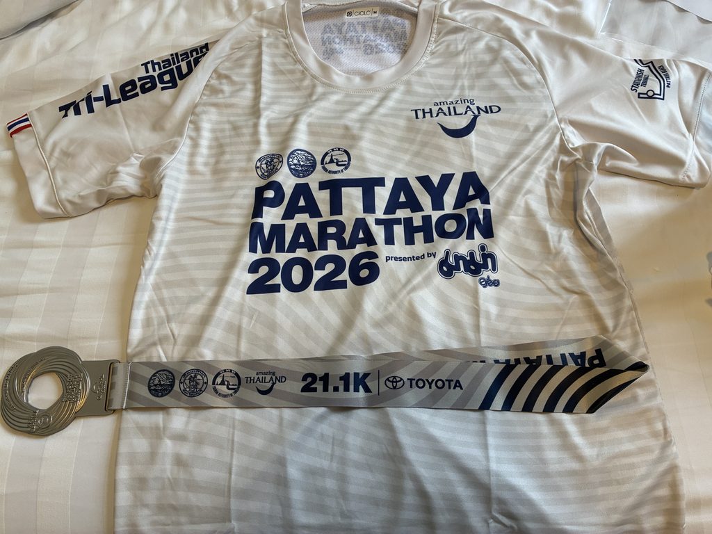 パタヤマラソン2026ハーフの完走メダルとフィニッシャーTシャツ