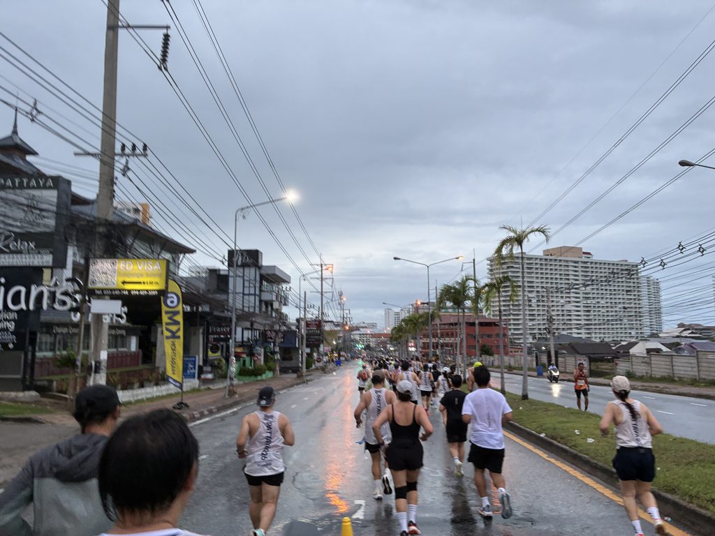 プラタムナックの坂を下るパタヤマラソンのランナー