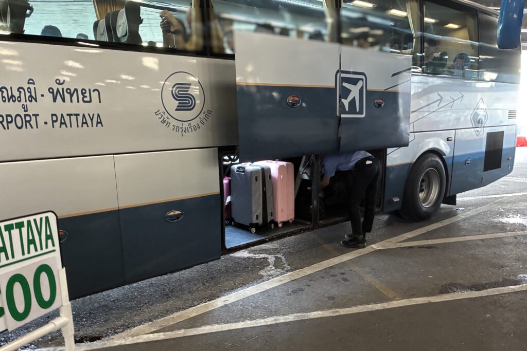 パタヤ行きバス下部の荷物スペース