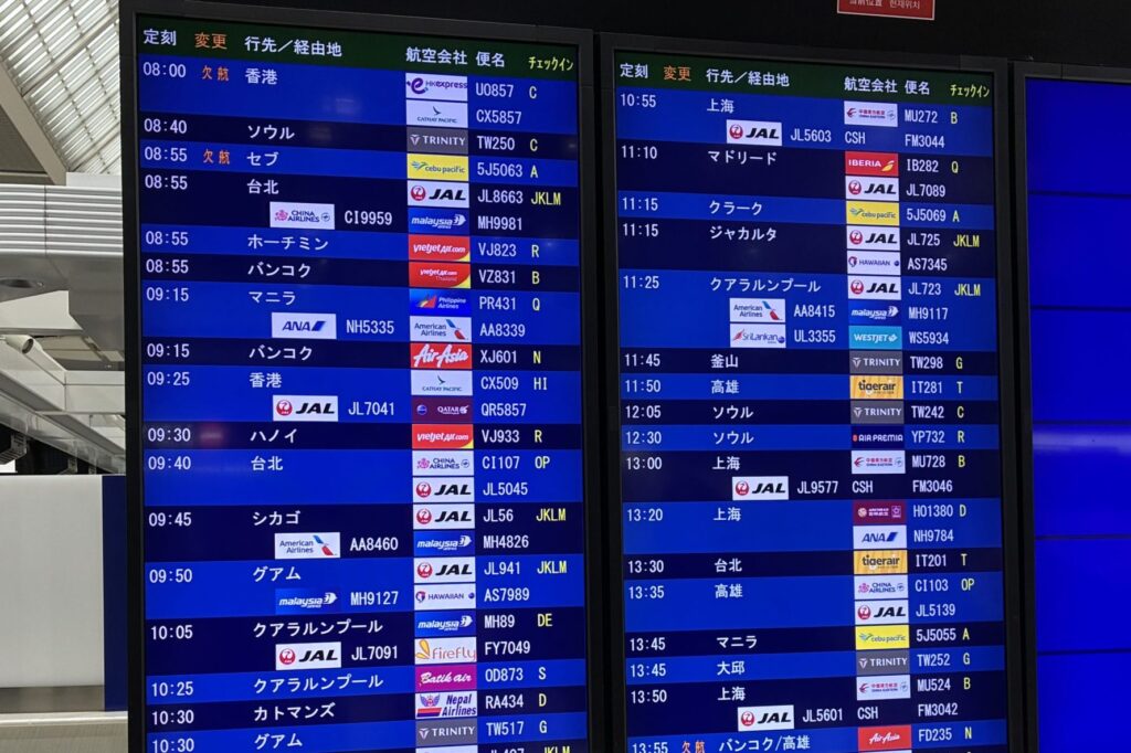成田空港の出発案内板に表示されたタイ・ベトジェットVZ831便