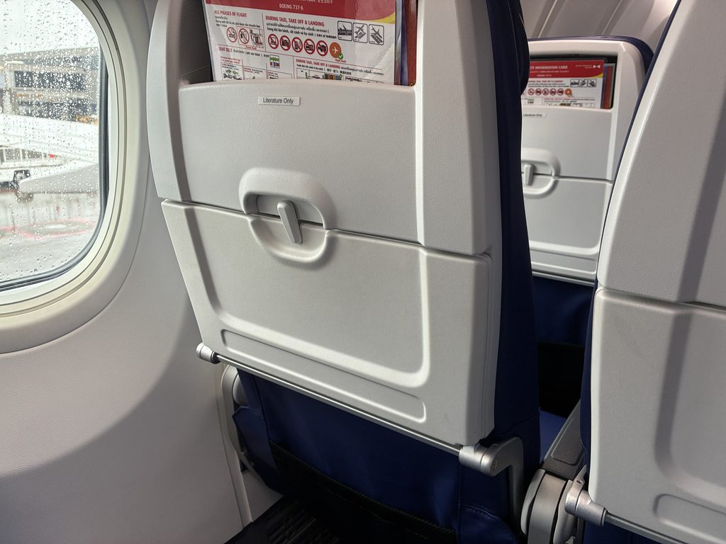 タイ・ベトジェットの座席と前席までの足元スペース