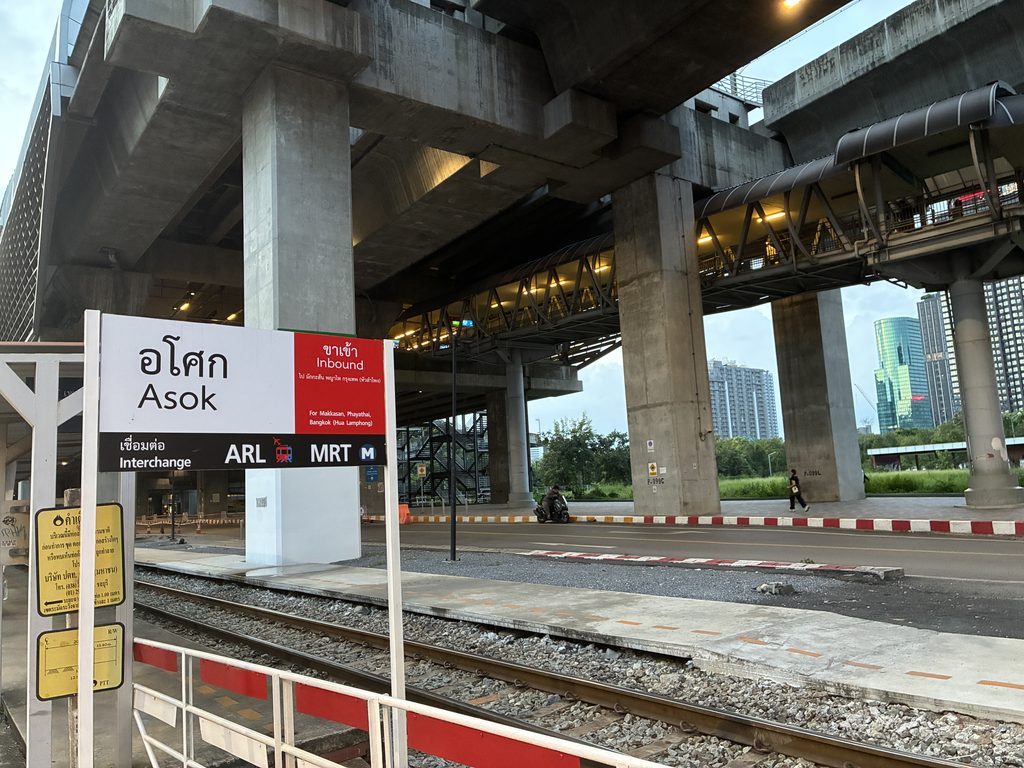 SRTアソーク駅付近のエアポートリンク・マッカサン駅