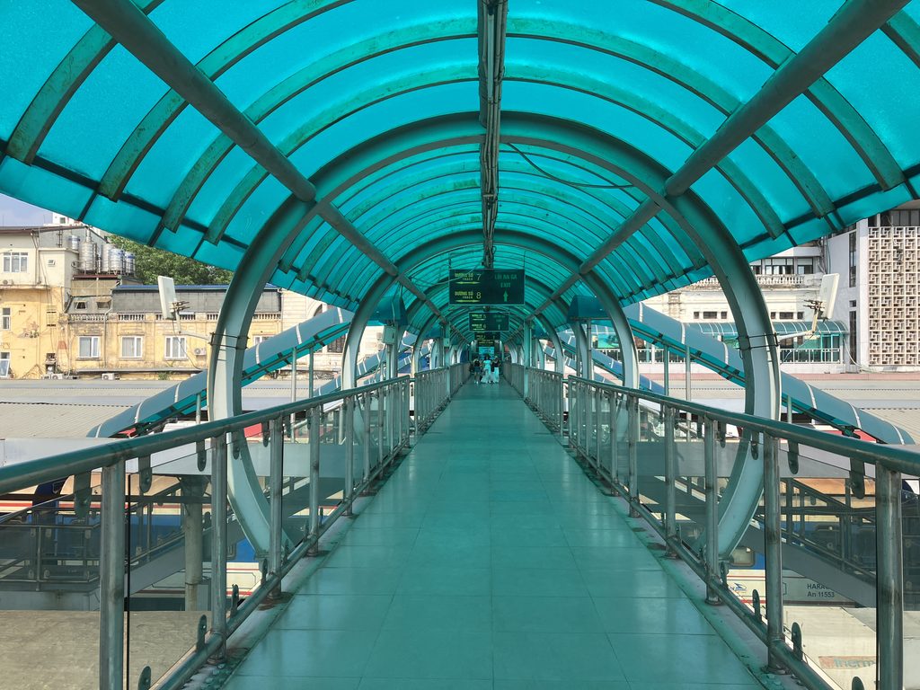 ハノイ駅のホームを結ぶ跨線橋