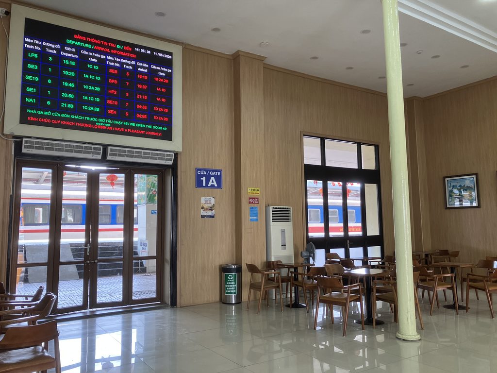 ハノイ駅の電光掲示板と有人改札