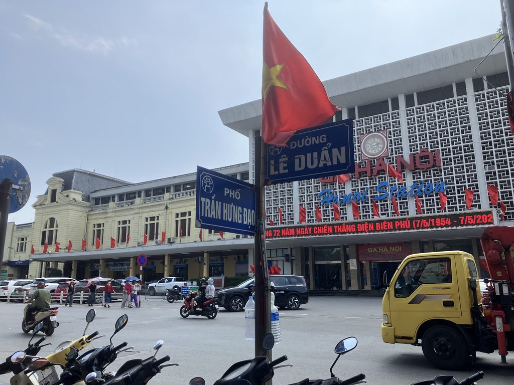Le Duan通りの道路標識とハノイ駅